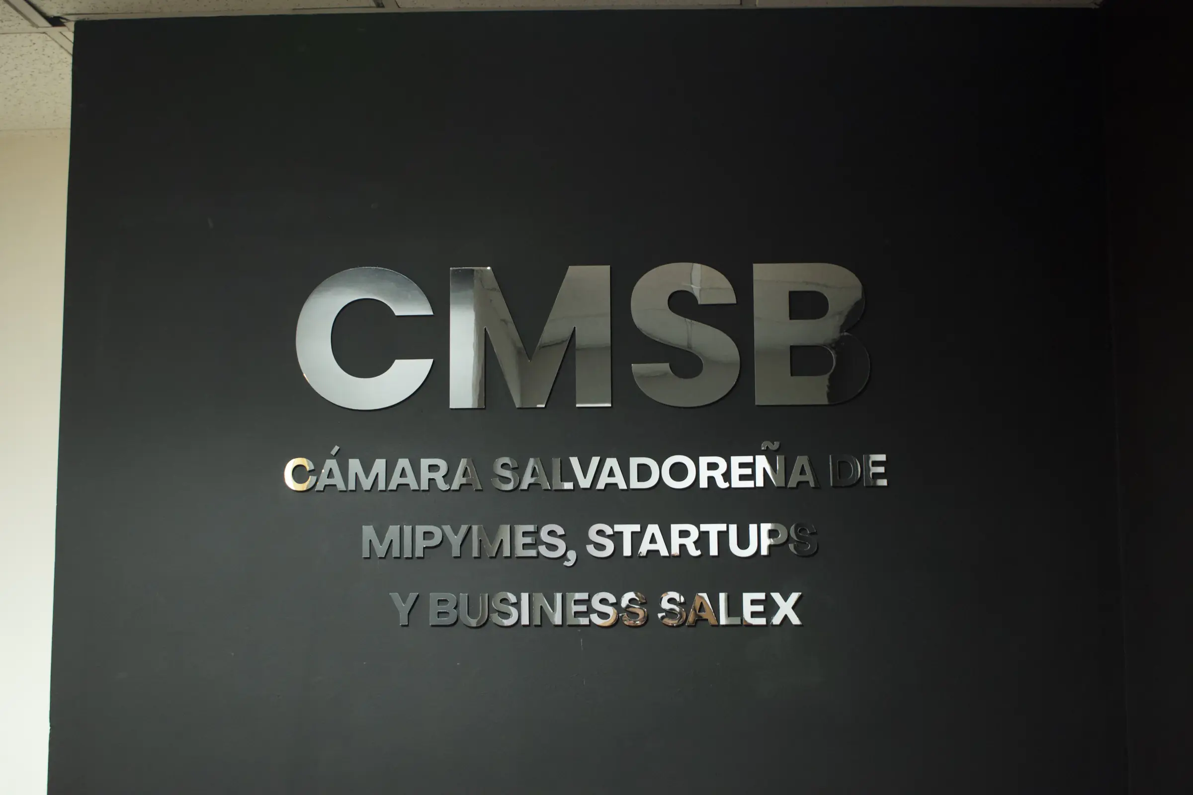 Rótulo institucional de la Cámara Salvadoreña de MIPYMES, Startups y Business SALEX en la sede de San Salvador.