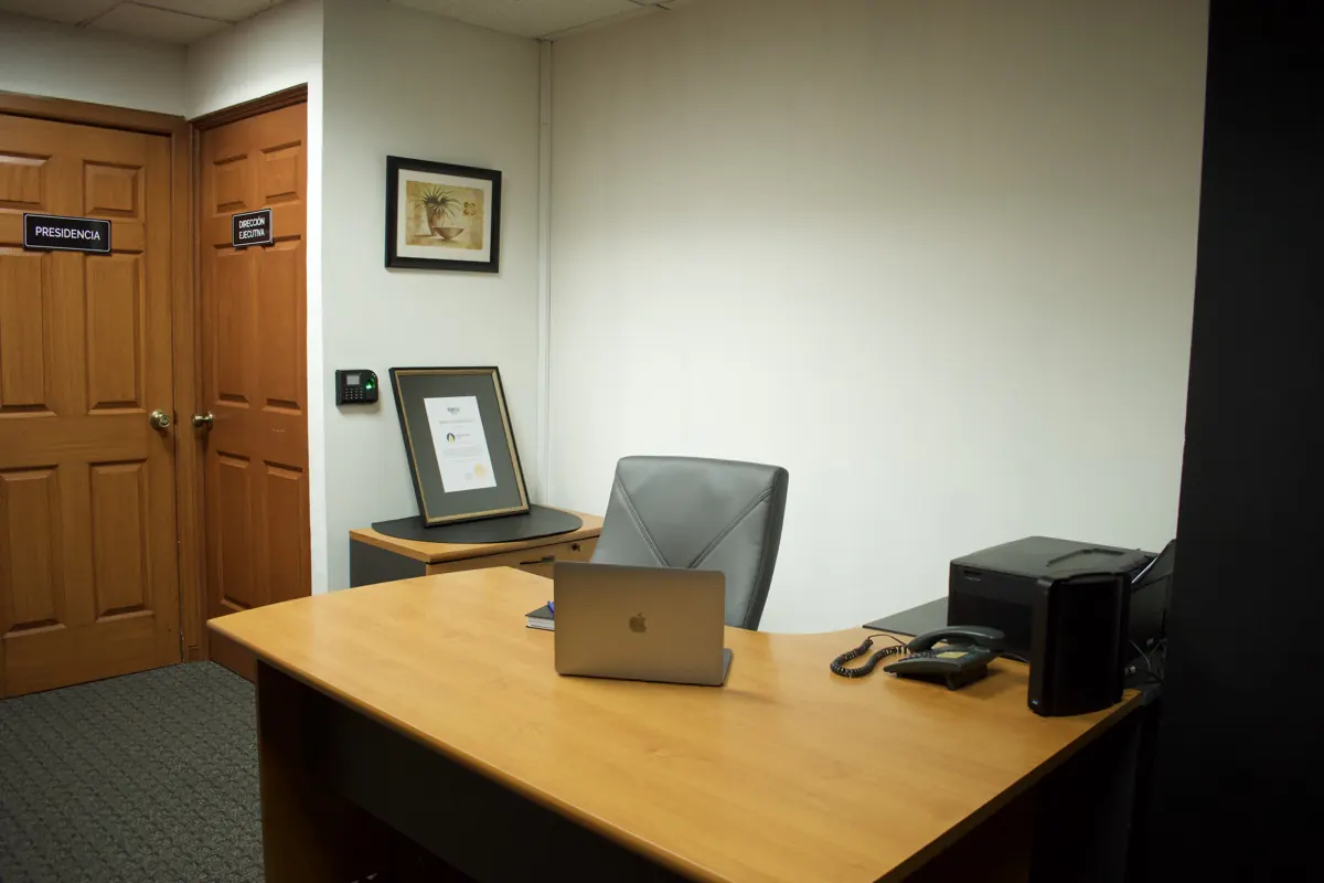 Área de oficinas de CMSB con los despachos de Presidencia y Dirección Legal.